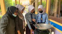 Siswa SMP Olah Buah Kelapa jadi Minyak Sayur