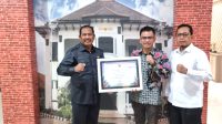 Plt Bupati Bekasi Serahkan Penghargaan Menteri Pariwisata Ekonomi Kreatif Kepada Pengelola Desa Wisata Hegarmukti