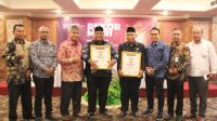 Suhatri Bur Bupati Padangpariaman Raih Penghargaan Sahabat Pers Indonesia dari SMSI