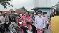 SMSI, Bhayangkari dan Polres OKU Selatan Bagi Takjil dan Masker