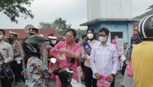 SMSI, Bhayangkari dan Polres OKU Selatan Bagi Takjil dan Masker