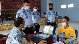 Kalapas Muara Enim Herdianto Tinjau Langsung Perekaman Administrasi Kependudukan Ratusan Warga Binaan oleh Disdukcapil Muara Enim