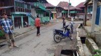 Jalan diDesa Palak Tanah Jebol Di Atas Gorong Gorong