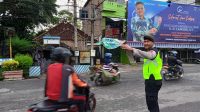Tim Bravo Polres OKU Timur Polda Sumsel Gatur Lalin Guna Pelayanan Pada Pengguna Jalan Raya