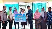 Bhabinkamtibmas Polsek Buay Madang Timur Polda Sumsel Melakukan Pengamanan Pembagian Bantuan Lansung Tunai Dana Desa Tahap 4