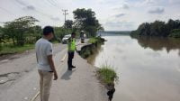 Pemasangan Spanduk dan Himbauan Jalan Longsor Polsek Martapura Polres OKU Timur Polda Sumsel