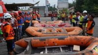 PT Bukit Asam Melakukan Bersih Bersih Bersama Mitra Kerja Di Seputaran Sungai Enim