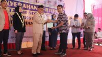 Wabup Banyuasin Serahkan Sertifikat Tanah Masyarakat Melalui Program PTSL Dan Redistribusi Tanah