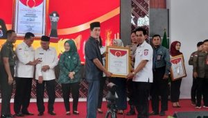 Ketua DPRD Banyuasin Berikan Penghargaan untuk Camat Sembawa