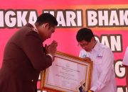 Komitmen Dukung Penegakan Hukum, Ketua SMSI OKU Selatan Terima Penghargaan