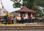 Tingkatkan Keselamatan Masyarakat, PTBA Bantu Pembangunan 4 Palang Pintu Kereta