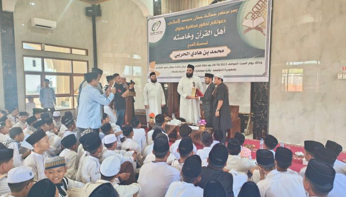 Ade Pramanja SH Menyerahkan Pelakat Kehormatan kepada Mitra Yayasan Al-Amanah Al-Insaniyah