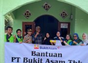 Bantuan Kemanusiaan Disalurkan Bukit Asam (PTBA) untuk Korban Banjir di Ulak Pandan