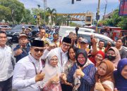 Sambil Lantunkan Sholawat, Ribuan Masyarakat Kawal Pasangan Fery-Herly Daftar ke KPU