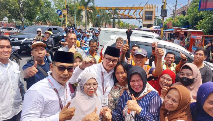 Sambil Lantunkan Sholawat, Ribuan Masyarakat Kawal Pasangan Fery-Herly Daftar ke KPU