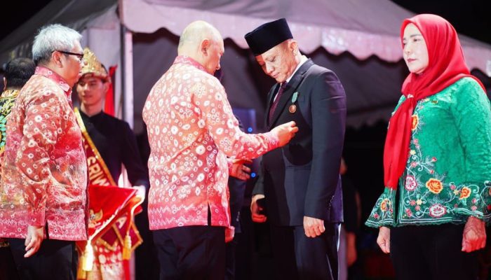 Lagi lagi Enos Diganjar Penghargaan, Satya Lencana Wira Tersemat Didada
