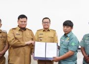 Penandatanganan Hibah Trase Jalan Poros Perambahan-Air Salek