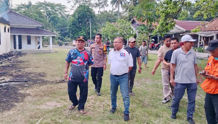 Gerak Cepat Damkar Oku Timur Padamkan Kebakaran Kantor Camat Buay Pemuka Peliung