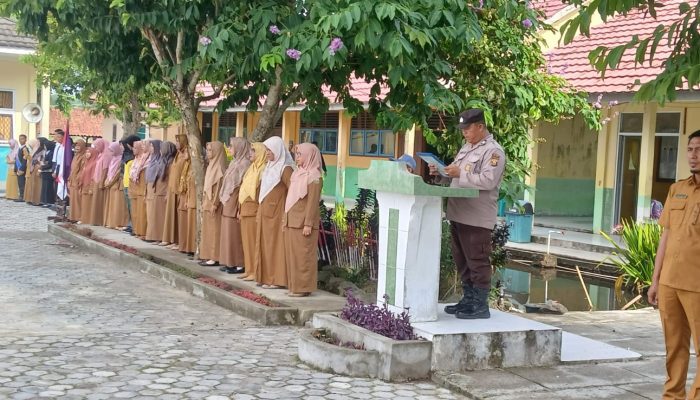 Tingkatkan Iman dan Takwa yang Berakhlak Beretika, Polsek Madang Suku II Gelar Pembinaan Sosialisasi ke Pelajar