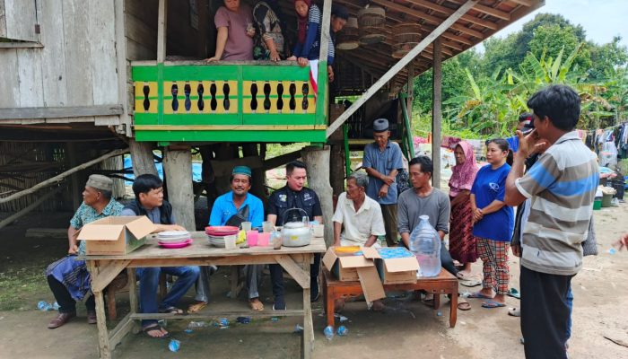 Tim Fery-Herly Berikan Dukungan dan Bantu Korban Kebakaran di Desa Gunung Batu