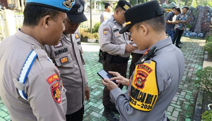 Cegah Judol dan Gemeol, Kapolsek MDS II IPTU Syahirul Alim Periksa HP Milik Personil, Ini Hasilnya!