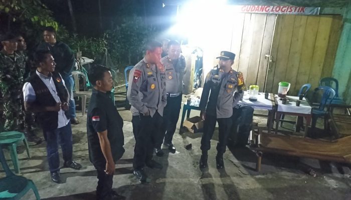 Dampingi Kapolres OKUT Cek Lokasi Gudang Logistik, Kapolsek MDS II Ingatkan Personel Untuk Selalu Waspada