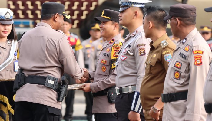 Kapolres OKUT AKBP Kevin Leleury SIK MSi Berikan Penghargaan Kepada IPTU Syahirul Alim S.Psi dan 6 Personel Polsek Madang Suku II