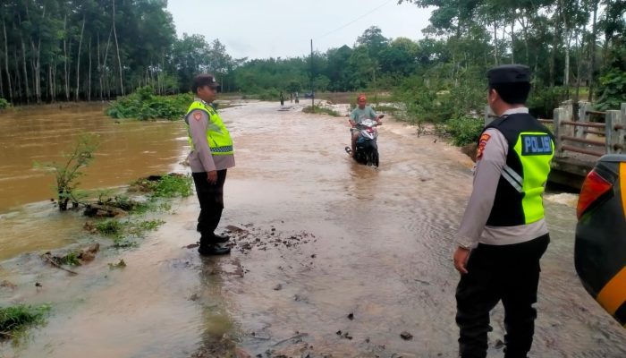 Monitoring Debit Air Sungai Komering Naik, Kapolsek Madang Suku II Himbau Warga Untuk Selalu Waspada