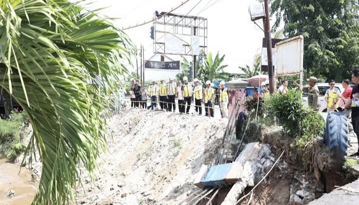 Tinjau Jembatan dan Gorong-Gorong Longsor, Bupati OKUT dan Dinas PUTR Prioritaskan Pemuliuan Infrastruktur