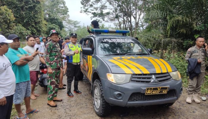 Curah Hujan Tinggi, Jalan Penghubung antar Desa di Kecamatan Belitang III Terendam Banjir, Ini Himbauan Kapolsek!