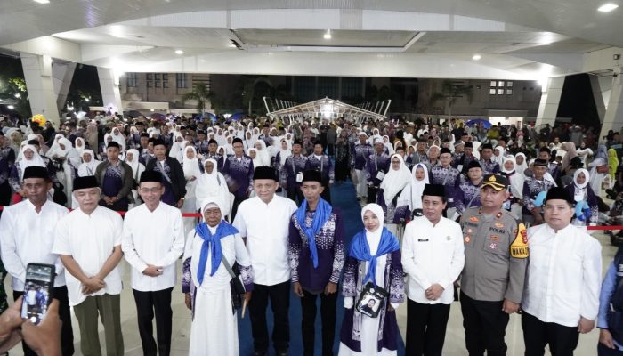 CJH Kloter 5 Diberangkatkan, Bupati Enos Titip Do’a untuk Kemajuan dan Kemuliaan OKU Timur