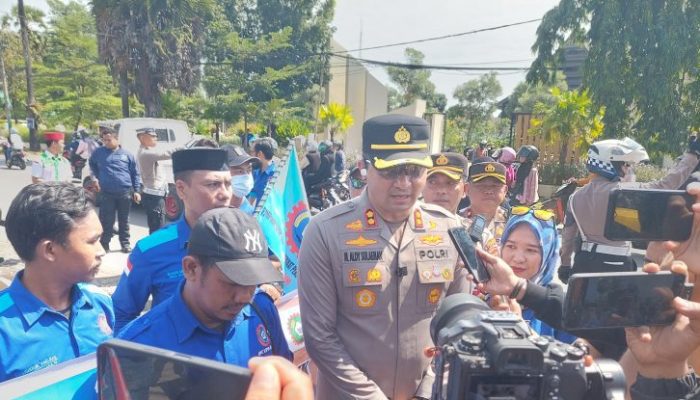 Memperingati Hari Buruh Internasional, Kapolres Gowa Bersama Buruh Bagikan Bunga
