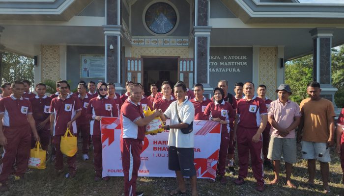 Polres OKU Timur Gelar Kegiatan Bakti Religi, Bersihkan Tempat Ibadah dan Bagikan Sembako