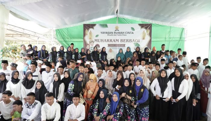 Ketua TP PKK OKUT Berikan Santunan serta Bagikan Paket Sembako ke Ratusan Anak Yatim dan Kaum Dhuafa