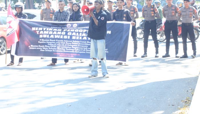 Aksi Demonstrasi Asosiasi Pergerakan Independen di Depan Mapolda Sulsel: Tuntut Penertiban Tambang Galian C Ilegal di Jeneponto