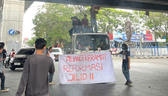 Aliansi Kesatuan Rakyat Menggugat (KERAMAT) melakukan aksi unjuk rasa di momentum HUT RI ke-80 tahun di depan Kantor Gubernur Sulawesi Selatan dan Flyover Makassar