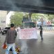 Aliansi Kesatuan Rakyat Menggugat (KERAMAT) melakukan aksi unjuk rasa di momentum HUT RI ke-80 tahun di depan Kantor Gubernur Sulawesi Selatan dan Flyover Makassar