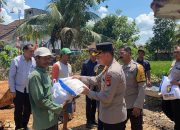 Kapolres OKU Timur Tinjau Lokasi dan Berikan Bantuan Kepada Warga Desa Sridadi yang Terdampak Angin Puting Beliung