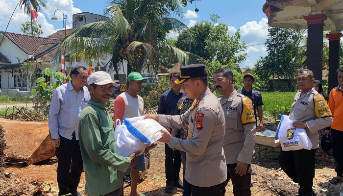 Kapolres OKU Timur Tinjau Lokasi dan Berikan Bantuan Kepada Warga Desa Sridadi yang Terdampak Angin Puting Beliung