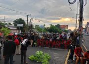 Sejumlah organisasi yang tergabung dalam Aliansi Kesatuan Rakyat Menggugat (KERAMAT) melakukan aksi unjuk rasa di depan kantor Gubernur Sulawesi Selatan