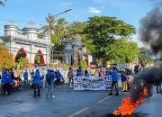 ALIANSI EKONOMI UNISMUH Menggelar seruan aksi di Jln. Sultan Alauddin tepatnya di depan kampus Unismuh Makassar sebagai bentuk kritik terhadap kegagalan DPR RI dan POLRI dalam menjalankan tugasnya