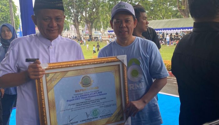 Bupati Enos Terima Penghargaan BKPRMI Award 2025
