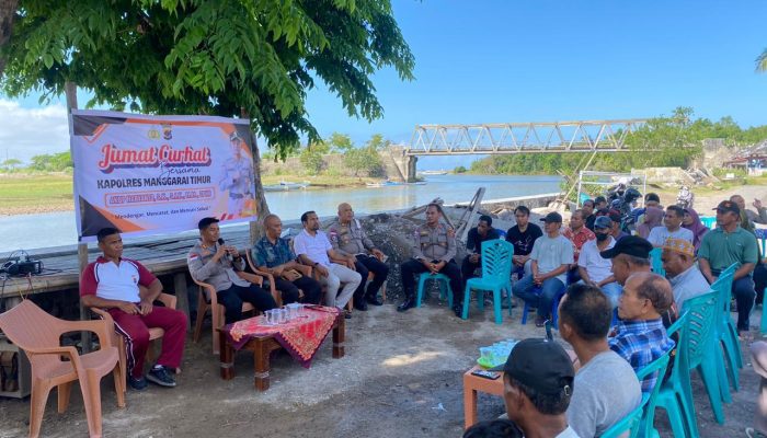 AKBP Haryanto Kapolres Manggarai Timur Melaksanakan Kegiatan Jumat Curhat di Kampung Nggeok, Borong
