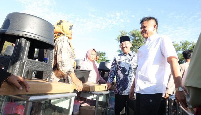 Bupati OKUT Salurkan Bantuan UEP dan Sembako, Hadirkan Harapan di Tengah Tekanan Ekonomi