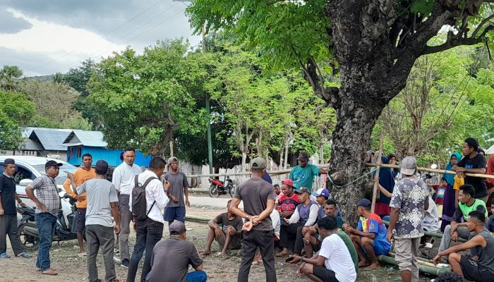 Ibarat Menjilat Ludah Sendiri, Kades Nanga Mbaur Kembali Memprovokasi Warga Batu Dua Ret Yang Diduga Kuat Untuk Pembangunan Kantor Kopdes Merah Putih Didroping di Lapangan Olahraga