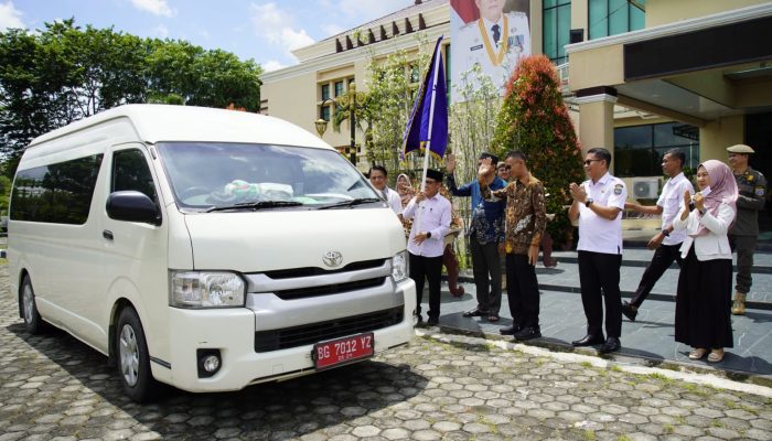 Pemkab OKUT Lepas 10 Jamaah Umroh Berprestasi dan Mengabdi pada Masyarakat