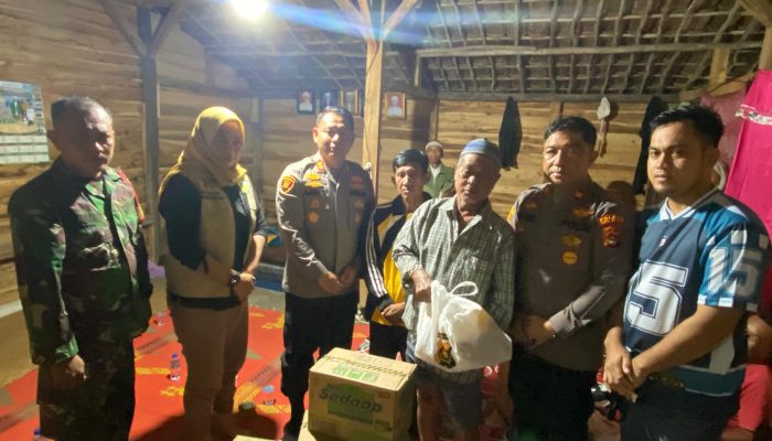 Kapolres OKUT Tinjau Lokasi Banjir di Desa Burnai Mulya, Berikan Himbauan dan Bagikan Bantua ke Warga Terdampak Banjir