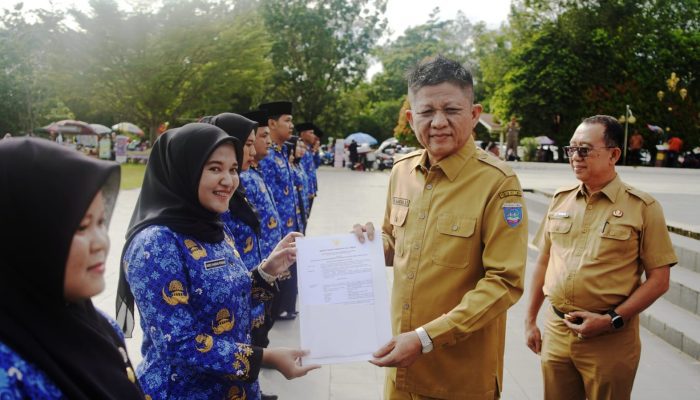 Gelar Apel Pagi Bersama, Pemkab OKU Timur melakukan Penyerahan SK PPPK Paruh Waktu
