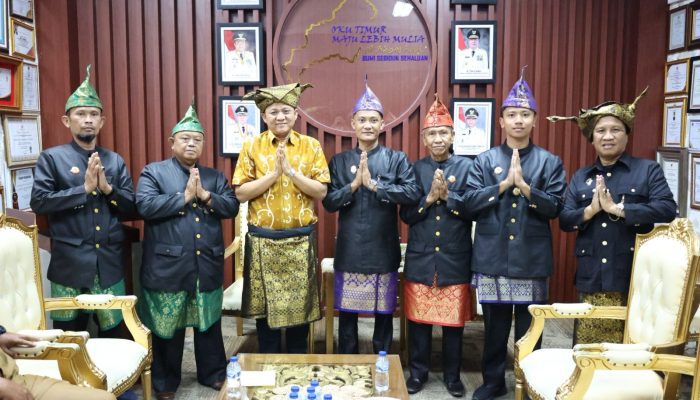 Bupati Enos Terima Gelar Kehormatan dari Lembaga Pembina Adat Kabupaten OKUT, Ini Namanya!