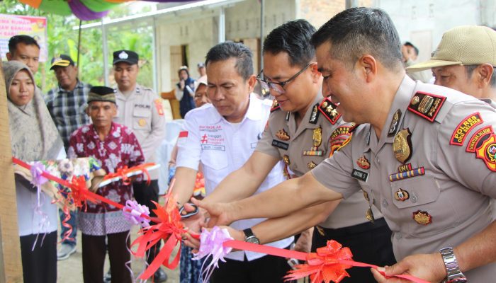 Kapolres OKUT Serahkan Rumah Program Bangun Rumah Baru Polsek Semendawai Suku III di Desa Mujorahayu